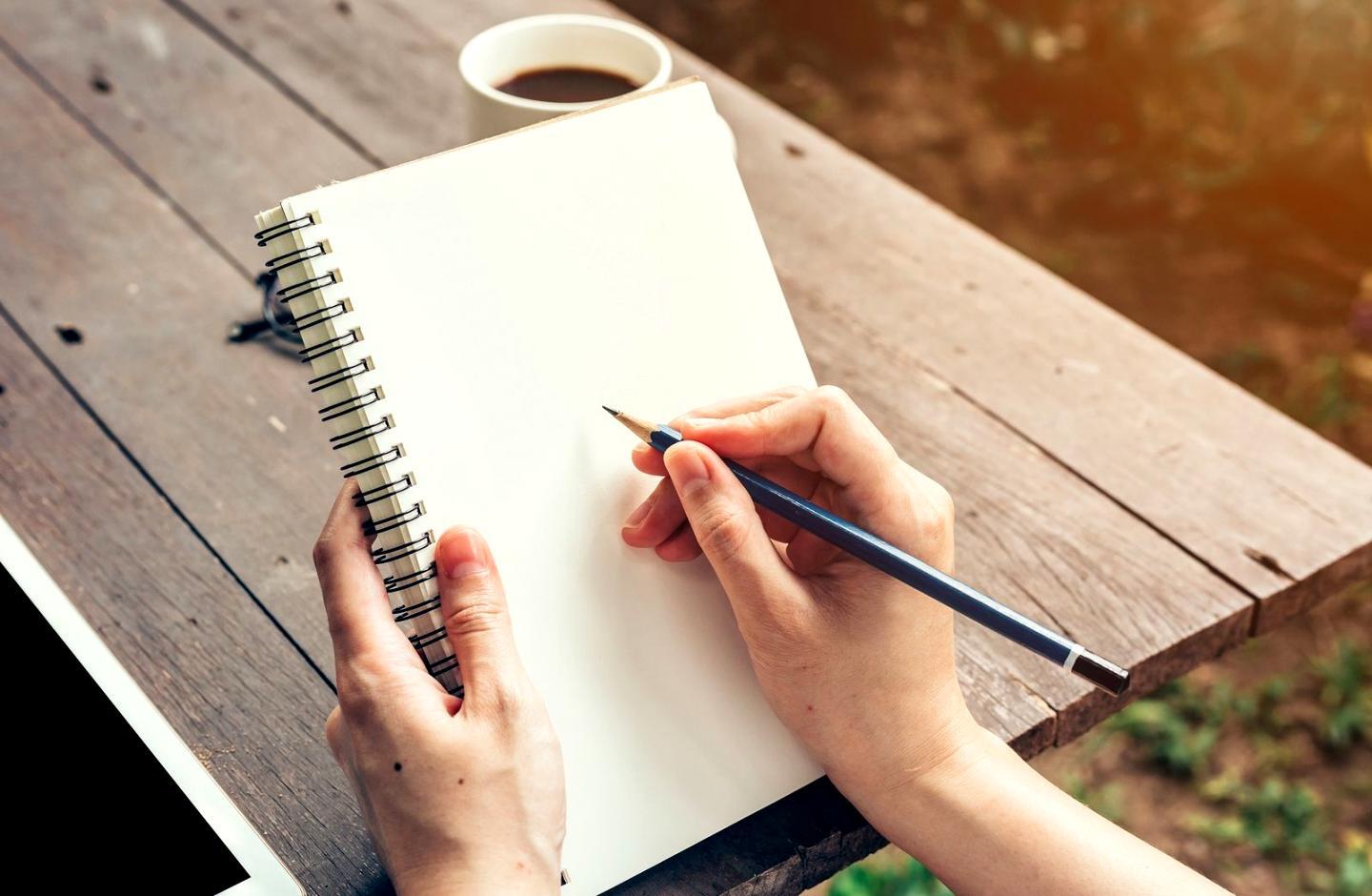 Espacio de trabajo profesional con herramientas digitales